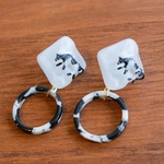 ミルクに浮かぶ牛くんピアス