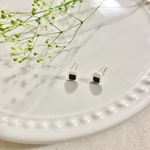 小さなおにぎりのピアス