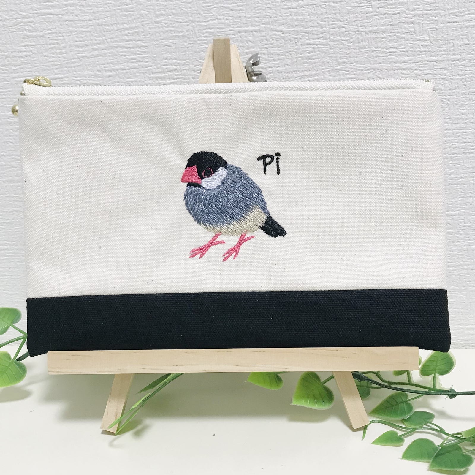 化粧ポーチやマスクケースなどにも使いやすい文鳥さんの手刺繍風バイ