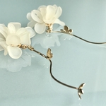 白いお花と蝶のイヤリング/ピアス
