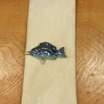 グレ・メジナ　陶芸作品 ネクタイピン　（陶 さかな アクセサリー）