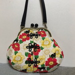 黒猫と椿とチャイナボタンのがま口バッグ