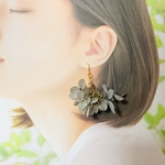 紫陽花×かすみ草のドライフラワーピアス/イヤリング(グレー×金)