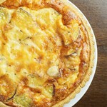 【秋冬限定】川越産さつま芋とイタリア産ホエー豚のベーコン、3種のキノコのキッシュ　18㎝ホール（3～4人前）【日本酒や焼酎とともに】