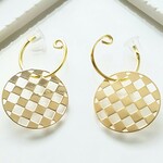 〈痛くない〉～フェイクピアス～ゴールドリング×和柄透かしプレートイヤリング・イヤークリップ〈市松文様〉(両耳用)(手で調節可能)  管理No.1627
