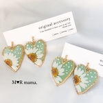 【再販】ドライフラワー×ドット✳︎ハート ピアス / イヤリング / 樹脂ノンホールピアス  《グリーン》　 𖥧𖤣. 𖡼 