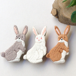 くるり。ウサギの手刺繍ブローチ