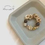 紅茶色小花とコットンフラワーのリースブローチ⚘