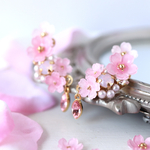 桜とクリスタルbijouのイヤーカフ
