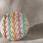 刺繍ブローチ☆ サンプラー くるみボタンブローチ ヘアゴム  に変更可