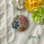 花刺繍🌸ブローチ(ヘアゴム可) 
