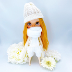 真っ白コーデュロイサロペットパンツと手編みアランニット帽子のセット