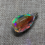 虹の結晶 ビビッド涙型ラフカット ペンダントトップ VD-442