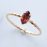 ガーネットリング・マーキスカット・極細ツイスト