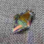 虹の結晶 ビビッド　アナテース型ペンダントトップ　VD-459