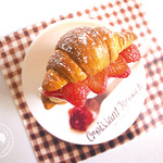 ☆再販☆ strawberryホイップのクロワッサンブローチ