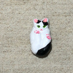 仰向け猫のブローチ（白黒猫タマ）05【焼成粘土・手描き色付け・ピン２個付け】【タマチャイ】