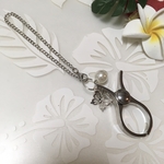 ◎グローブホルダー　蝶々　パール　LOVEチャーム　シルバー　手袋クリップ