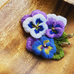 立体刺繍　パンジーのブローチ