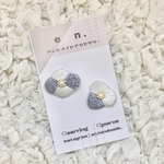 おはな（ブルー）　::ビーズ　刺繍　ビーズ刺繍　樹脂　樹脂ピアス　樹脂イヤリング　アレルギー対応　大ぶり　花　ビオラ　パンジー::