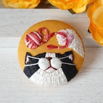 じゃれる猫 ネコの刺繍ブローチ 毛糸玉 しろくろハチワレ