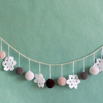 アースカラーのスノーフレイクガーランド