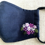 刺繍マスク　ピンクと紫の花のブーケ　薄手濃紺リネンとダブルガーゼ　痛くならない柔らかな耳ゴム使用　ノーズワイヤー入り
