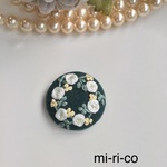 白薔薇の花刺繍 ブローチ／ヘアゴム(中)