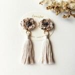 【あの子の耳飾りsmall】タッセル付きピアスorイヤリング(グレージュ)