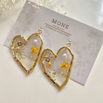 《 SALE 》大ぶり ♡ ハート レジン ドライフラワー　ゴールド　オレンジ　パール　ピアス　⁂  選べる イヤリング / ピアス素材　樹脂 ピアス etc. お洒落　可愛い　プレゼント　プチギフト