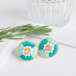 ビジュー輝くエメラルドグリーングラデーションの刺繍ピアス　イヤリング