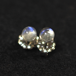 （1点もの）ロイヤルブルームーンストーンのスタッドピアス（4mm・チタンポスト）
