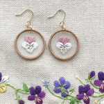 （4種のカラー）オーガンジー刺繍　ビオラのピアス/イヤリング