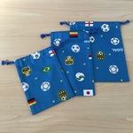 サイズはオプションから【コップ袋】給食袋 青　サッカー　サッカーボール　旗柄　男の子　