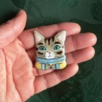 七宝焼・ボーダーのセーターを着たこねこ（キジトラ）