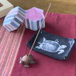 縁起物金色に光る亀🐢のお香立て&豆皿&手作り布製六角形蓋付き小箱３点セット