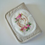 手刺繍ガール　お薬手帳　母子手帳ケース