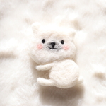 平べったなシロクマのブローチ　羊毛フェルト