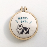牛柄うさぎの手刺繍イヤープレート