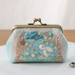 【幸せの青い鳥と森のうさぎ】手刺繍 ブルーフェルトのミニポーチ