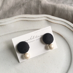 イヤリング/ピアス ブラックダブルスエードくるみボタン×コットンパール