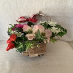 ピンクの花カゴ（英字新聞を添えて）