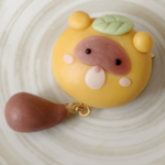 ゆらゆら狸の練り切りブローチ(葉っぱ付き)