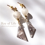 人気★グレーモザイク 三角 ピアス/イヤリング（金属アレルギー対応）サージカルステンレス 14kgf ギフト対応 おでかけに♪