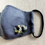 刺繍マスク　モノトーンのバラと小花のブーケ　薄手グレーリネンとダブルガーゼ　痛くならない柔らかな耳ゴム使用　ノーズワイヤー入り