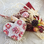 ビーズ刺繍のブローチ（ハート　ピンクの花）