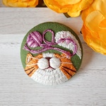 ネコの刺繍ブローチ じゃれる猫 毛糸玉 茶トラはちわれ 