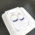 小粒なラピスラズリのフープイヤリング