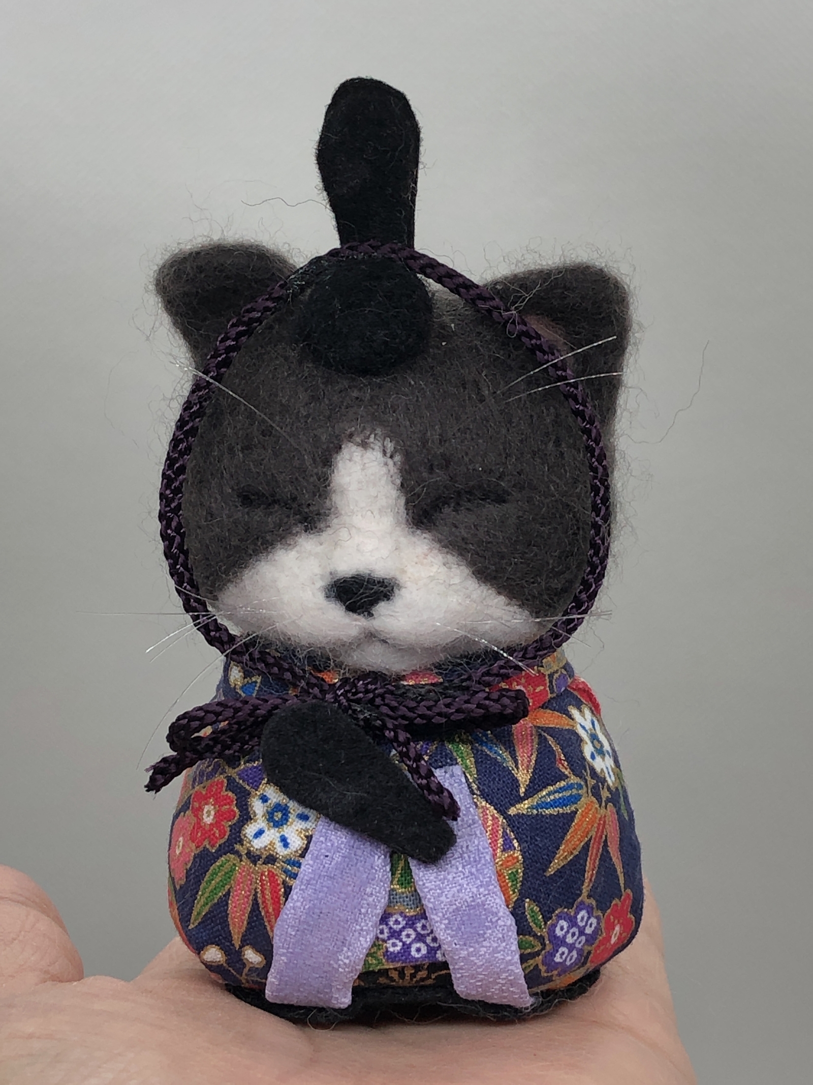 羊毛フェルト　猫　黒猫　子猫ちゃん　雛人形　ひな祭り　雛台小物付き　ハンドメイド 羊毛フェルト 猫 黒猫 子猫ちゃん 雛人形 ひな祭り 雛台小物付き