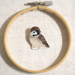 スズメの手刺繍ブローチ
